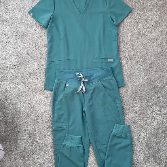 FIGS Hydrogreen Scrub Set - Picture 1 of 4